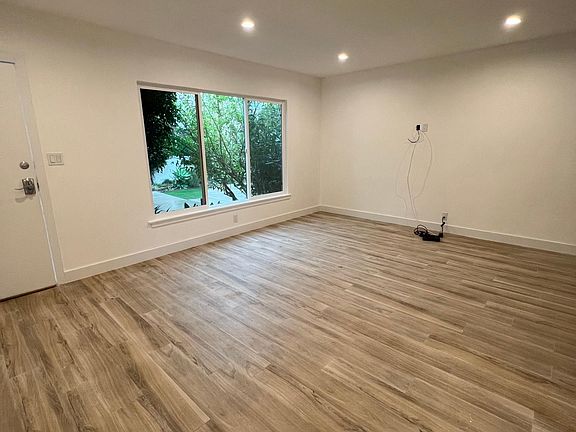 5th image of 403A San Vicente Blvd