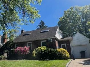 54 Greenway E, New Hyde Park, NY 11040