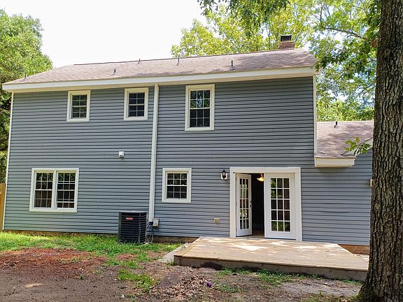 Large deck off of eat-in kitchen
