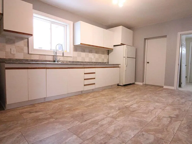 39 Empress Ave N #1 — Photo 5