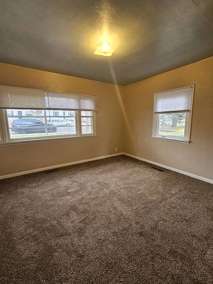 3 bed, 2.0 bath, 1308 sqft, $1,895 — Photo 3
