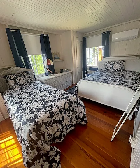 1 bedroom with full size bed and twin bed