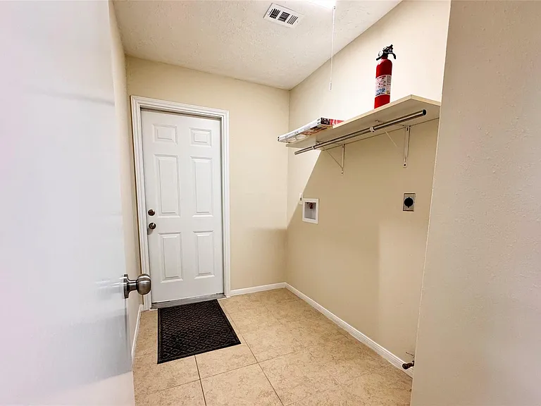 11746 Plumbrook Dr — Photo 15