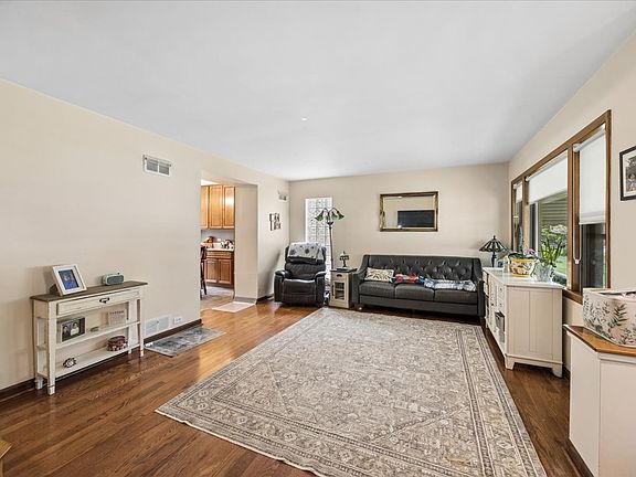 3rd image of 285 Desplaines Ave