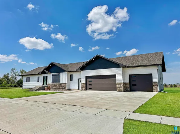 418 W 5th St, Freeman, SD 57029