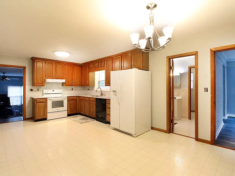 7101 Rollins Rd — Photo 17