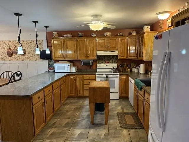 3 bed, 2.0 bath, 2016 sqft, $4,000 — Photo 3