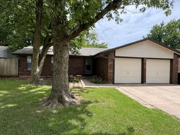 608 SW 13th St, Moore, OK 73160