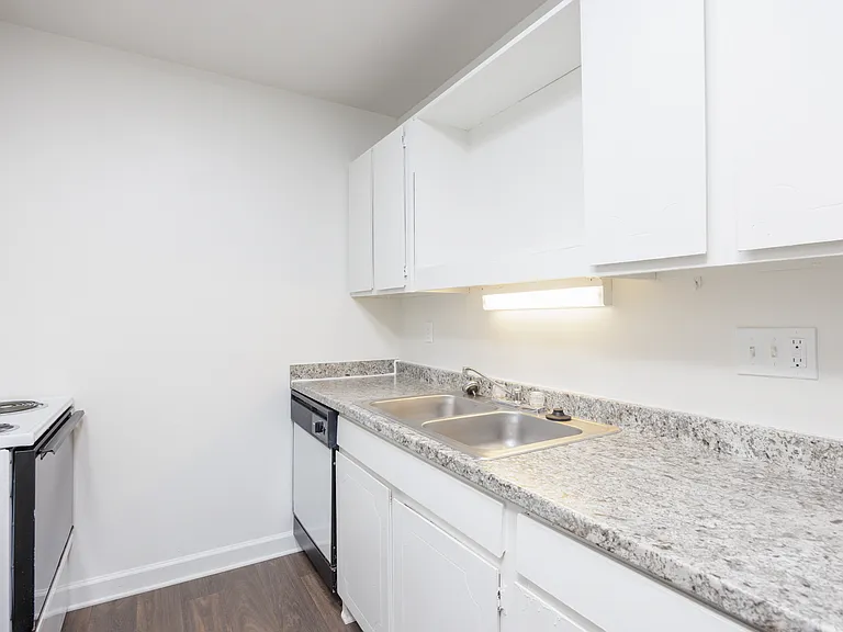 Cedar Creek Apartments — Photo 9