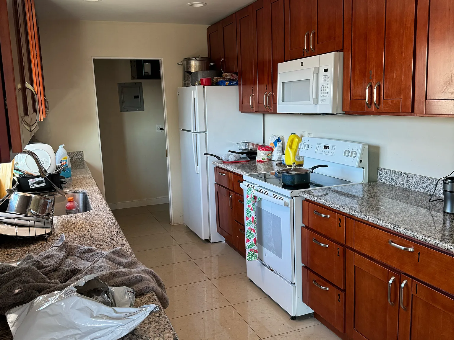 6 bed, 3000 sqft, $800 — Photo 2
