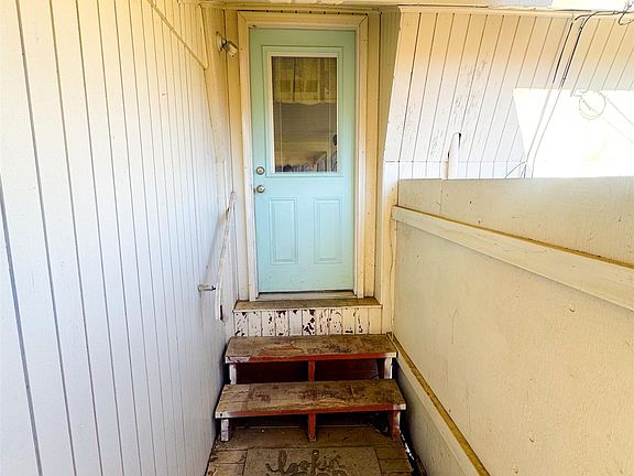 3rd image of 14 Cherokee Rd