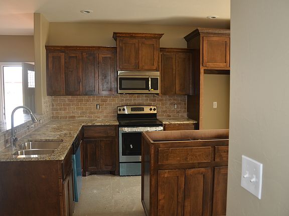 4th image of 1801 Colton Dr