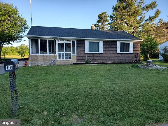 3rd image of 704 Becker Dr
