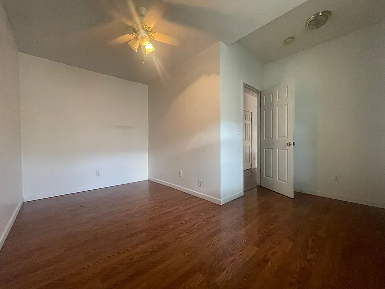 321 E College St — Photo 7