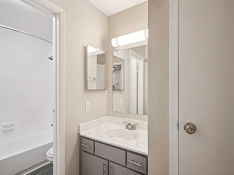 Porterwood Apartments — Photo 25