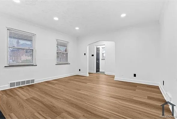 4 bed, 1200 sqft, $1,700 — Photo 2