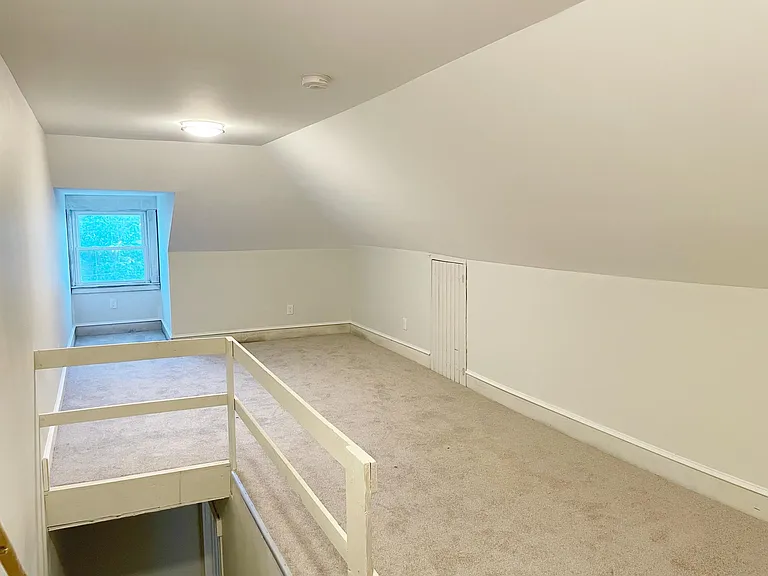 402 Howard St — Photo 10