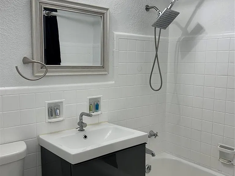 720 NE 17th Ct — Photo 8