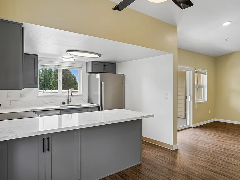 Sunset Highlands Apartments — Photo 33