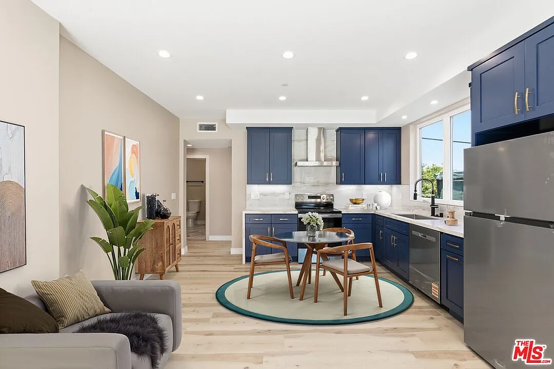 3 bed, 3.0 bath, 1200 sqft, $3,200 — Photo 1