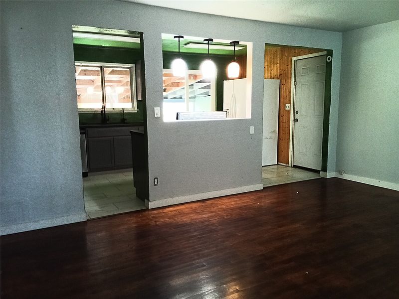 2nd image of 828 E 68th Street