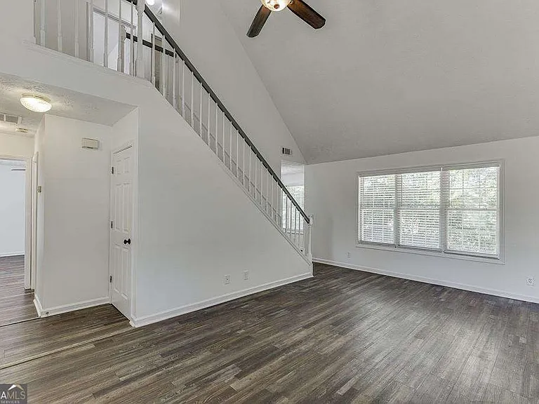 932 Clayton St — Photo 4