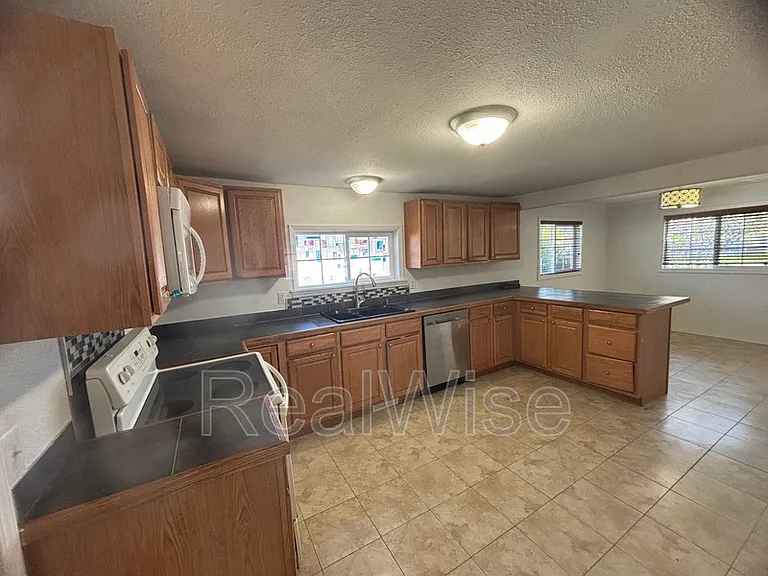 1296 NW Keasey St — Photo 6