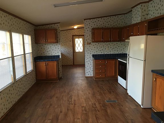 Huge kitchen with new refrigerator/ice maker