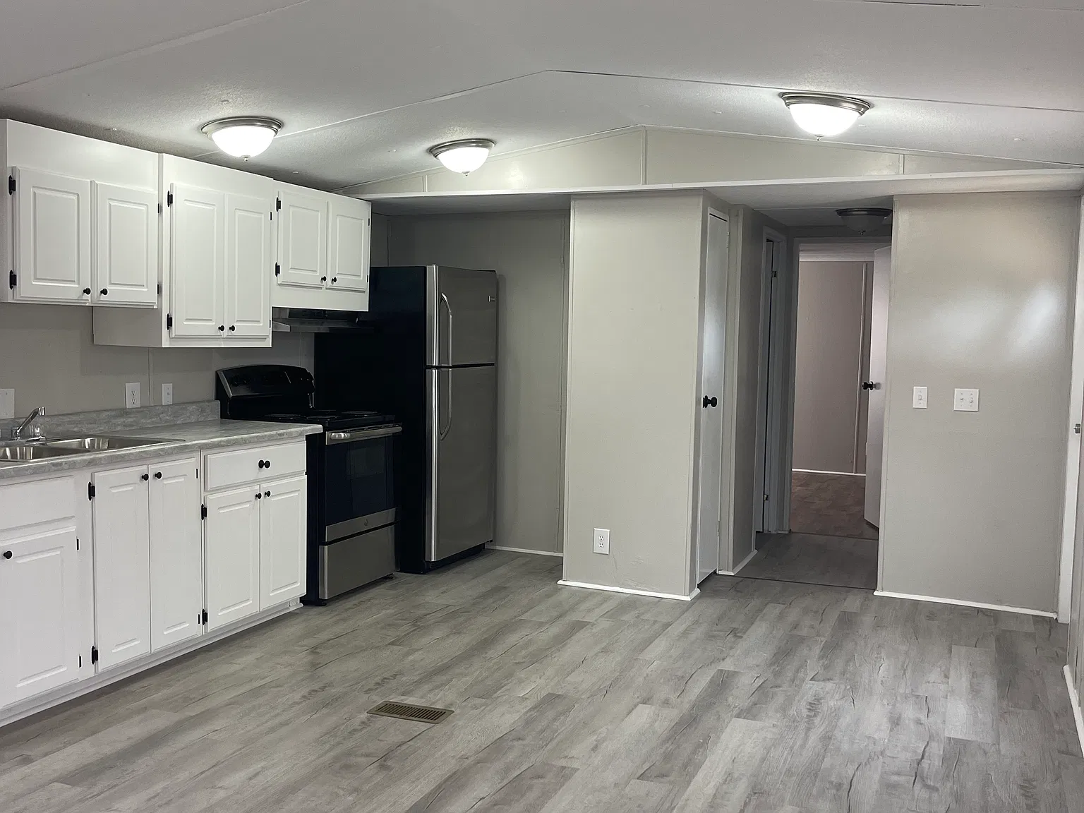 3 bed, $1,350 — Photo 1