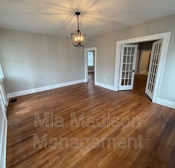 801 E 39th St — Photo 3