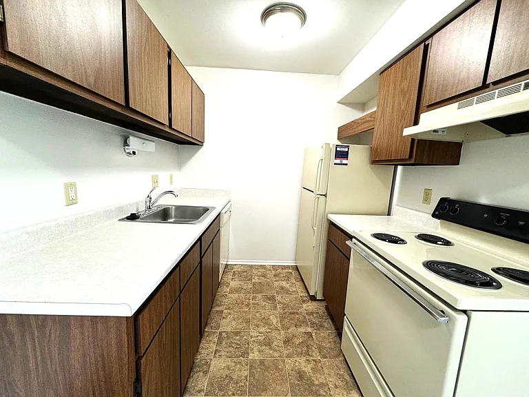 Charter Oaks Apartments — Photo 253