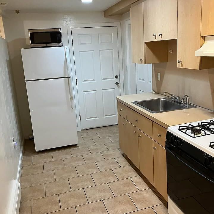 2nd image of 211 Chelsea St #5