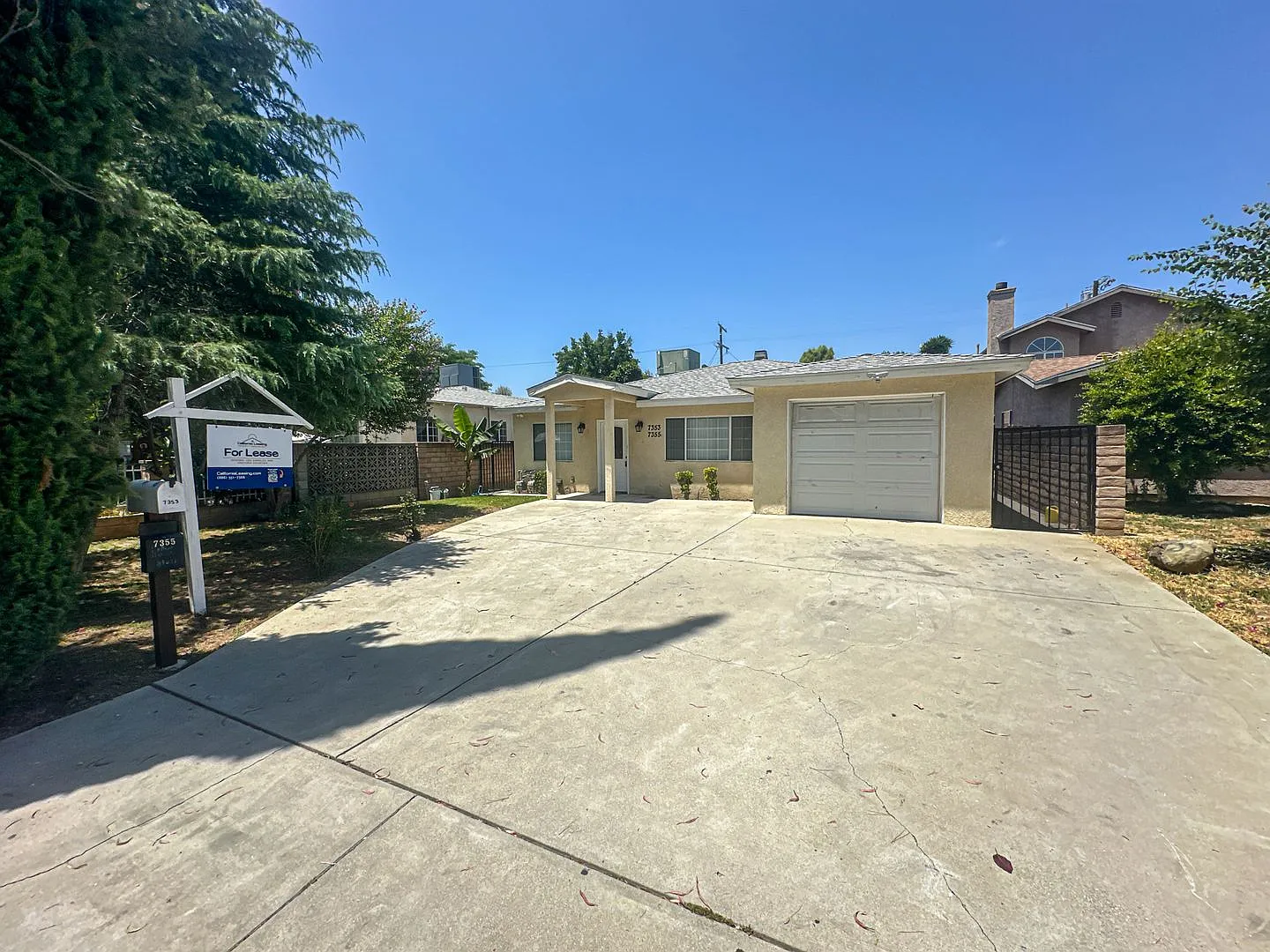 Charming Reseda 4 Bedroom PLUS Office for Rent! — Photo 1