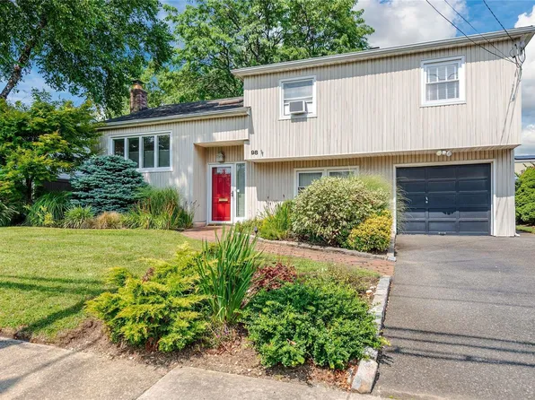 98 W Henrietta Avenue, Oceanside, NY 11572