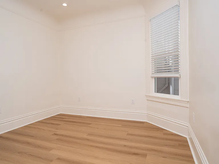 1048 Montgomery St — Photo 7