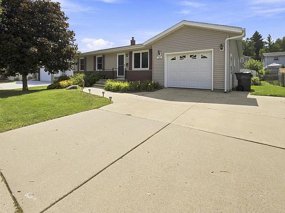 2nd image of 1367 Balsam PLACE