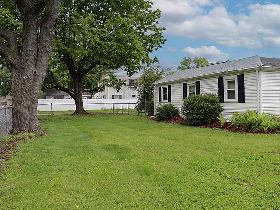 4th image of 103 N School Ct