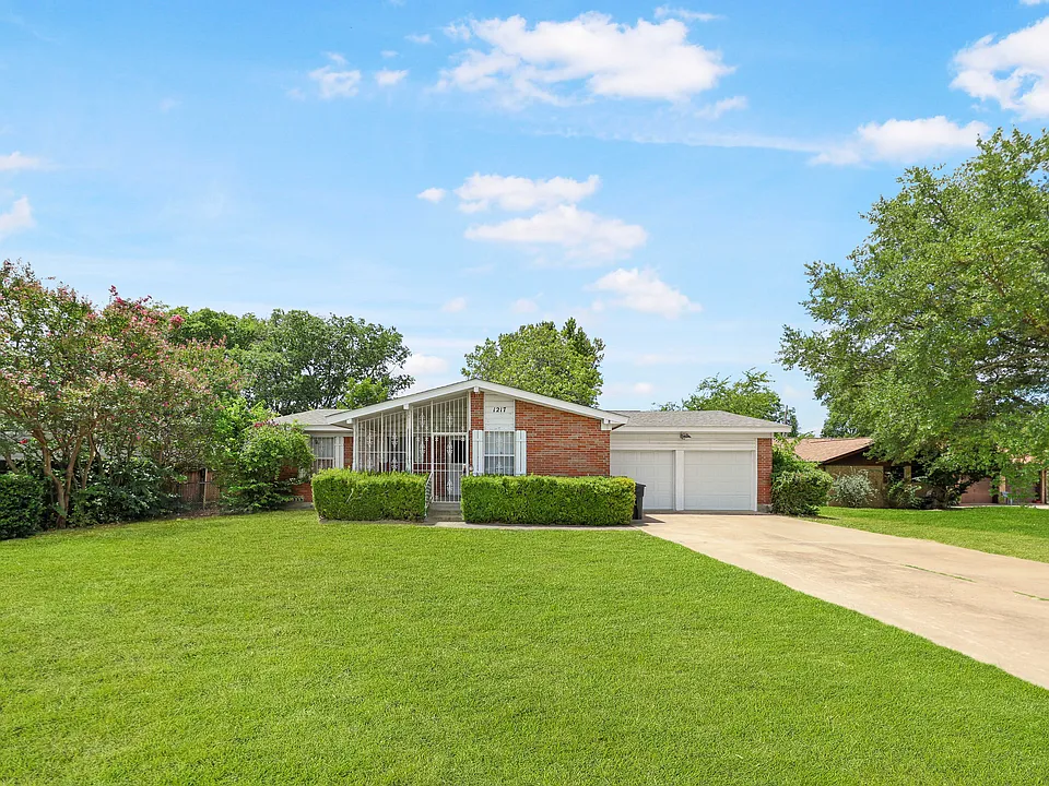 1217 Meadow Dr