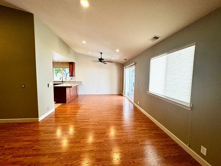909 Saint Ann Dr — Photo 6