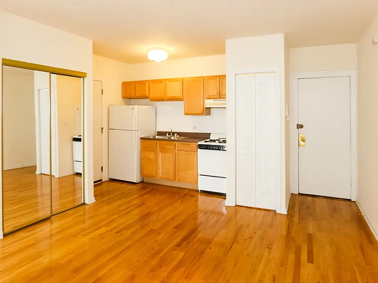 914 W Dakin St #13 — Photo 6