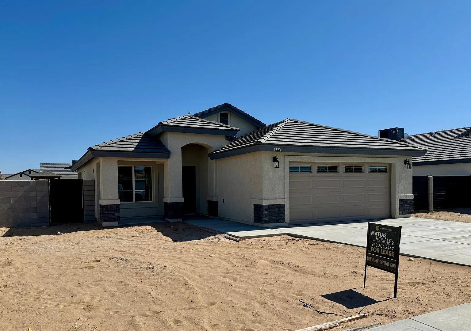 Brand New 3 bedroom home with 2 car garage — Photo 1