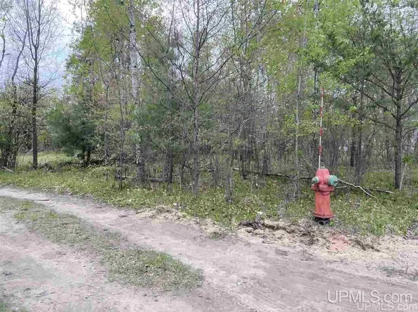 54 Wintergreen Cir, Gladstone, MI 49837