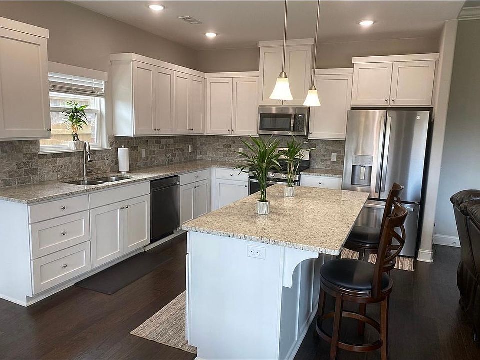 1st image of 3903 SW Mistletoe Ave
