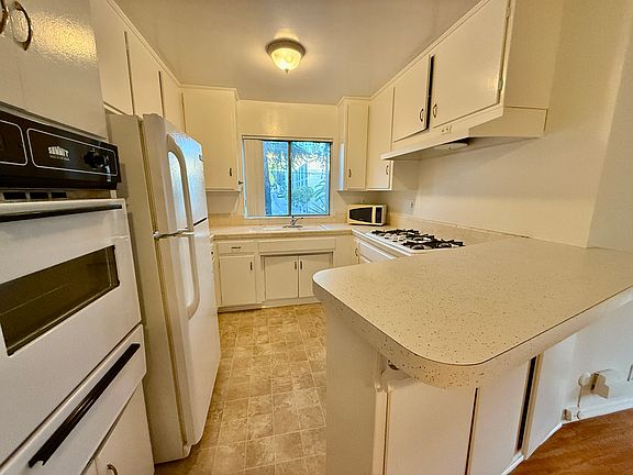 4th image of 2215 N Beachwood Dr APT 101