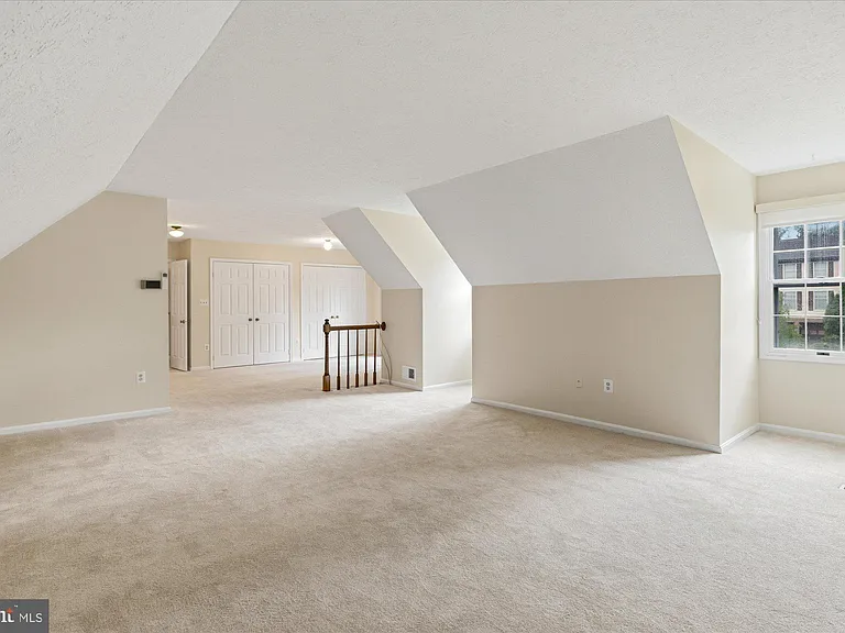 9708 Locust Hill Dr — Photo 29