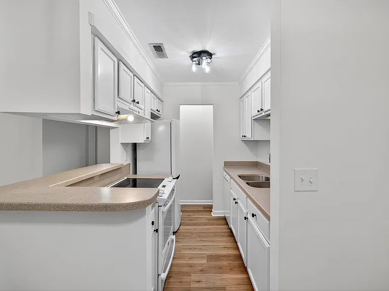 341 W Coleman Blvd #G — Photo 8