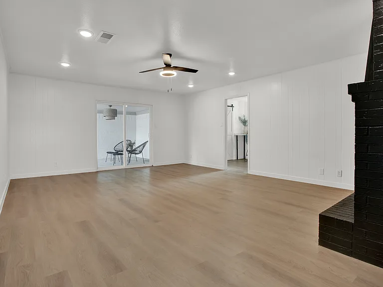 2910 W Crawford St — Photo 16