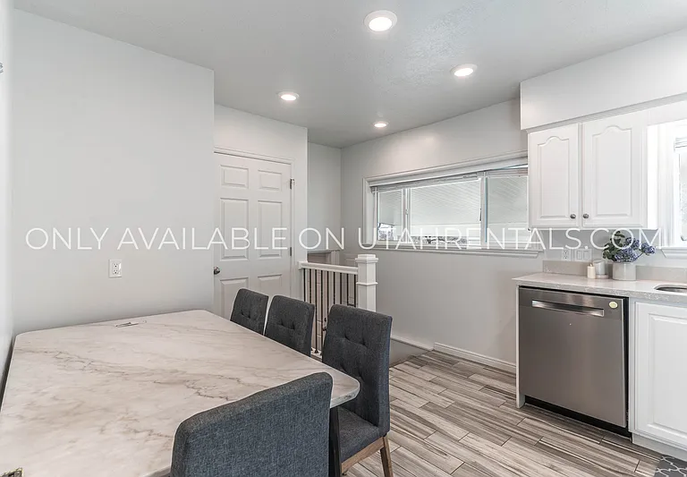 976 Briar Ave #UP — Photo 10