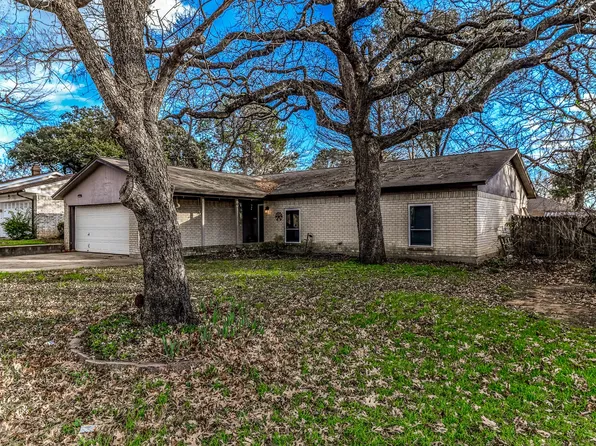 2108 Warwick Dr, Arlington, TX 76015