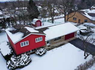 209 W Lake Shore Dr, Oakwood Hills, IL 60013